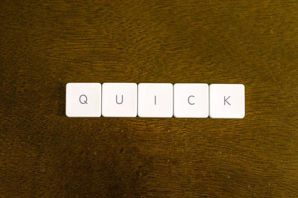 Quick Слово Написанное Пластиковой Клавиатуре Темном Фоне — стоковое фото
