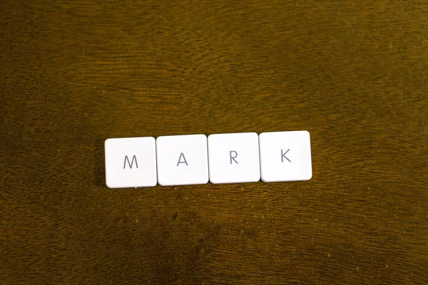 Слово Mark Написанное Пластиковой Клавиатуре Темном Фоне — стоковое фото