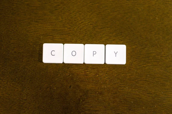 在带有深色背景的塑料键盘字母表上复制文字 — 图库照片