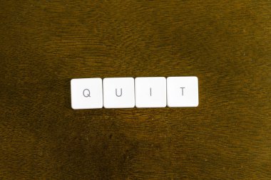 Plastik klavye alfabesi ile koyu arka plan üzerinde yazılı Word'den çıkar