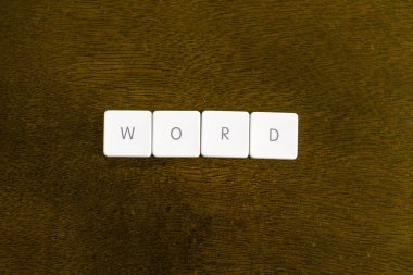 Plastik klavye alfabesi ile koyu arka plan üzerinde yazılı kelime kelime