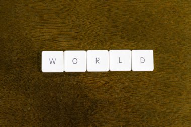 Plastik klavye alfabesi ile koyu arka plan üzerinde yazılı dünya kelime