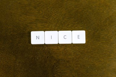 Plastik klavye alfabesi ile koyu arka plan üzerinde yazılı güzel sözler