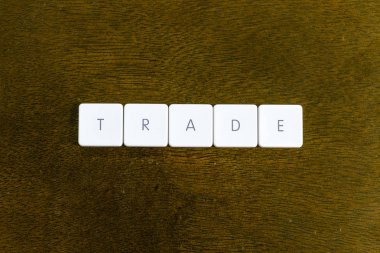 Plastik klavye alfabesi ile koyu arka plan üzerinde yazılı ticaret kelime