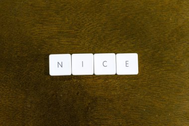 Plastik klavye alfabesi ile koyu arka plan üzerinde yazılı güzel sözler