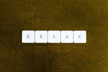 Plastik klavye alfabesi ile koyu arka plan üzerinde yazılı sözden