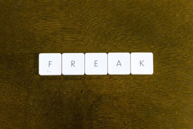 Plastik klavye alfabesi ile koyu arka plan üzerinde yazılı freak kelime