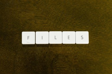 Plastik klavye alfabesi ile koyu arka plan üzerinde yazılı word dosyaları