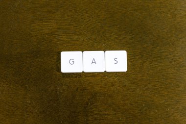 Plastik klavye alfabesi ile koyu arka plan üzerinde yazılı gaz kelime