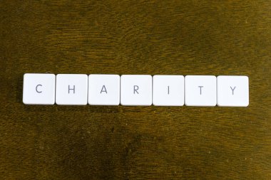 Hayır kelime plastik klavye alfabesi ile koyu arka plan üzerinde yazılı