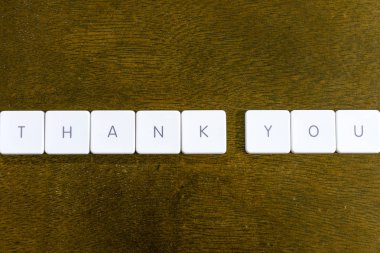 Plastik klavye alfabesi ile koyu arka plan üzerinde yazılı teşekkür ederiz kelime