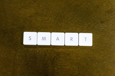 Akıllı kelime plastik klavye alfabesi ile koyu arka plan üzerinde yazılı