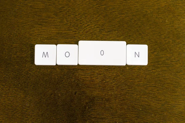 Moon Palavra Escrita Plástico Teclado Alfabeto Com Fundo Escuro — Fotografia de Stock