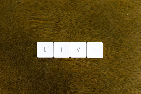 Palabra Vivo Escrita Alfabeto Teclado Plástico Con Fondo Oscuro — Foto de Stock