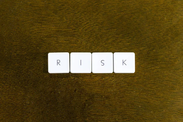 Risk Palavra Escrita Plástico Teclado Alfabeto Com Fundo Escuro — Fotografia de Stock