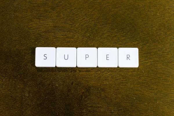 Super Palabra Escrita Alfabeto Plástico Teclado Con Fondo Oscuro — Foto de Stock