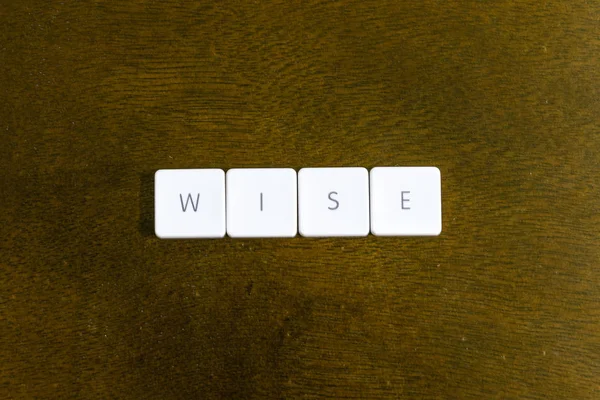 Wise Palavra Escrita Plástico Teclado Alfabeto Com Fundo Escuro — Fotografia de Stock