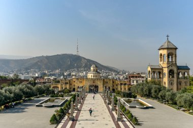 Tiflis 'in Kutsal Üçlü Katedrali' nin (Sameba) manzarası