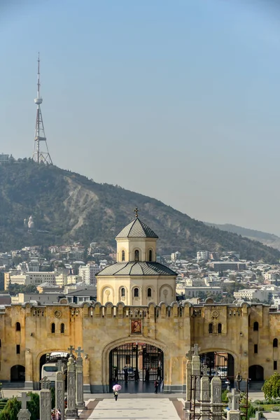 Rondom bezichtiging van de Heilige Drie-eenheid kathedraal van Tbilisi (Sameba) een — Stockfoto