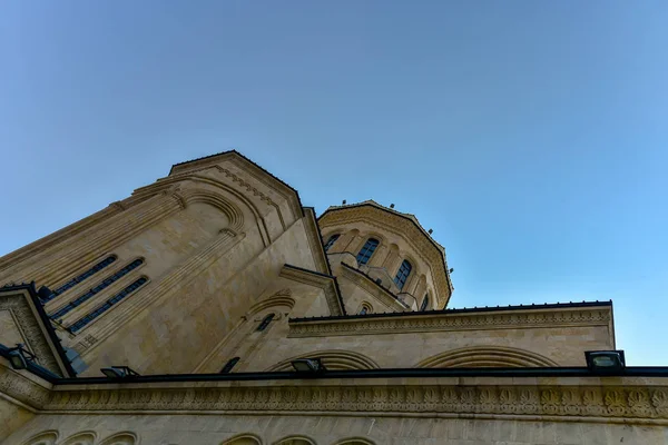 Rondom bezichtiging van de Heilige Drie-eenheid kathedraal van Tbilisi (Sameba) een — Stockfoto