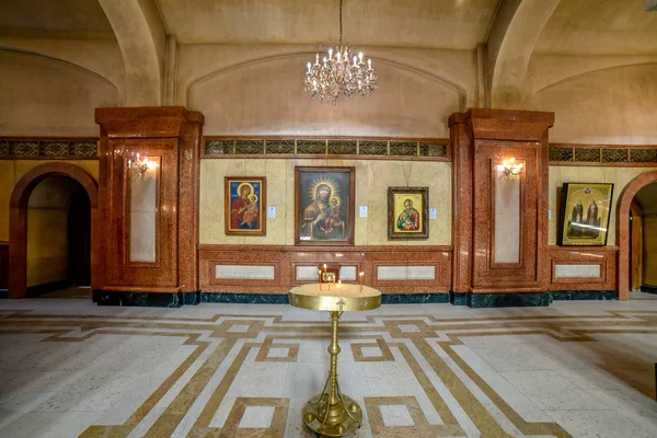 Blick auf die Dreifaltigkeitskathedrale von Tiflis (Sameba) und Gebäude in der Altstadt von Tiflis, 18. Oktober 2019, Tiflis, Republik Georgien — Stockfoto