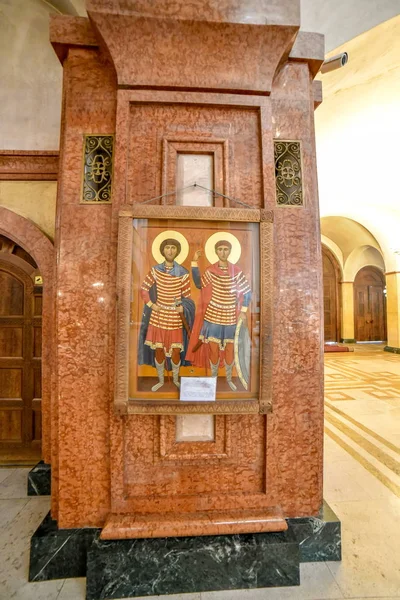 Around view of The Holy Trinity Cathedral of Tbilisi (Sameba) an — Stock Photo, Image