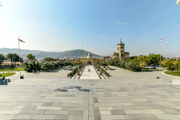 Kolem pohledu na katedrálu Nejsvětější Trojice v Tbilisi (Sameba) — Stock fotografie
