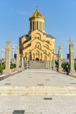 Tiflis 'in Kutsal Üçlü Katedrali' nin (Sameba) manzarası