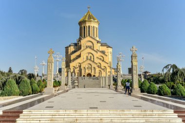 Tiflis 'in Kutsal Üçlü Katedrali' nin (Sameba) manzarası