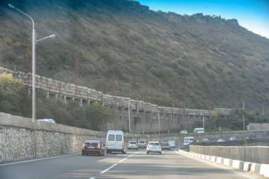 Tiflis 'ten Kazbegi' ye özel arabayla yol ve doğa manzarası