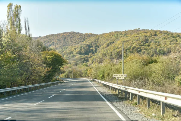 乘坐私家车从第比利斯到卡齐贝吉的道路和自然景观 — 图库照片