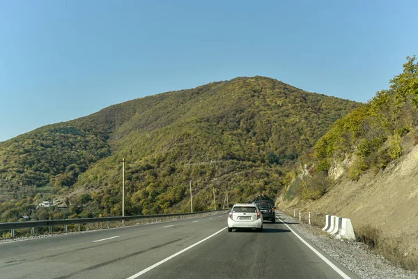 乘坐私家车从第比利斯到卡齐贝吉的道路和自然景观 — 图库照片