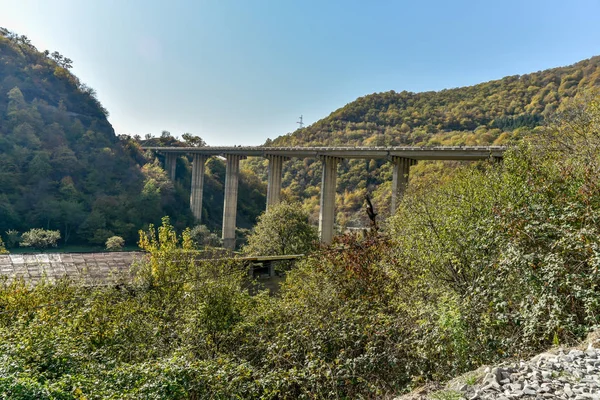 Silniční a přírodní pohled z Tbilisi do Kazbegi osobním automobilem — Stock fotografie