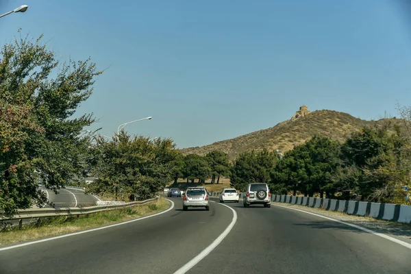 乘坐私家车从第比利斯到卡齐贝吉的道路和自然景观 — 图库照片
