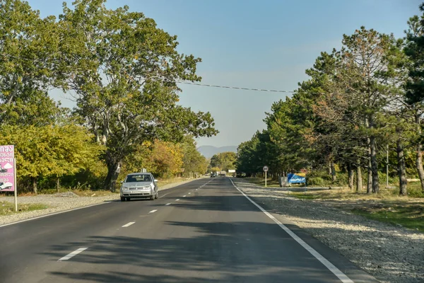 乘坐私家车从第比利斯到卡齐贝吉的道路和自然景观 — 图库照片