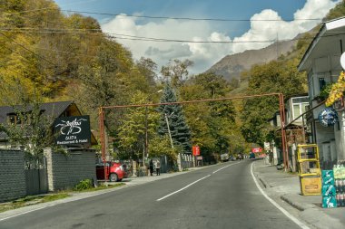 Tiflis 'ten Kazbegi' ye özel arabayla yol ve doğa manzarası.