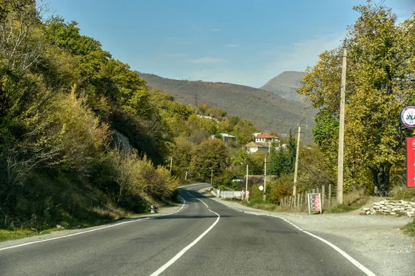 用私家车从第比利斯到卡齐贝吉的公路和自然景观，奥克 — 图库照片