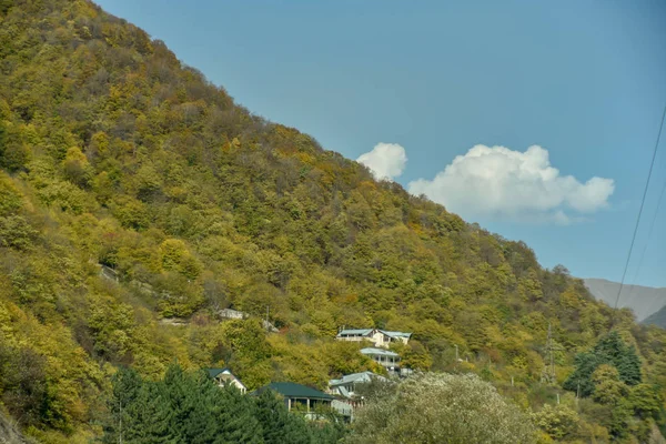 Straße und Natur Blick von Tiflis nach Kasbegi mit dem privaten Auto, oc — Stockfoto