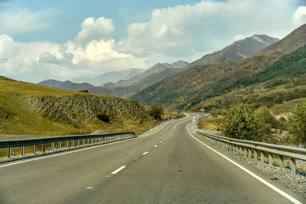用私家车从第比利斯到卡齐贝吉的公路和自然景观，奥克 — 图库照片