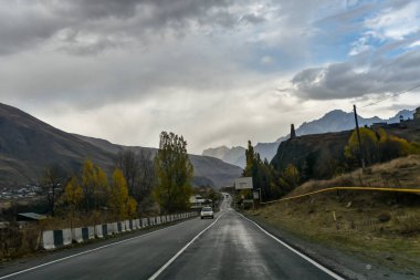 Tiflis 'ten Kazbegi' ye özel arabayla yol ve doğa manzarası.