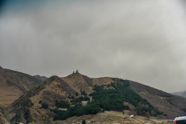 Tiflis 'ten Kazbegi' ye özel arabayla yol ve doğa manzarası.