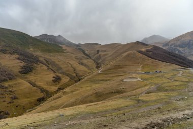 Gergeti Trinity Kilisesi dağların tepesinde, Village of 