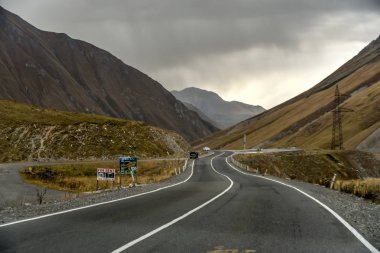 Tiflis 'ten Kazbegi' ye özel arabayla yol ve doğa manzarası.