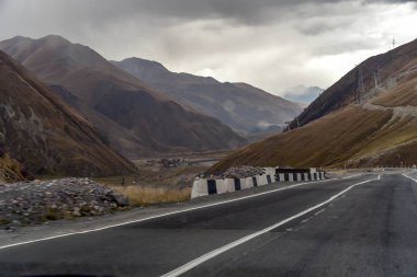 Tiflis 'ten Kazbegi' ye özel arabayla yol ve doğa manzarası.