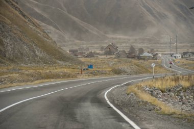 Tiflis 'ten Kazbegi' ye özel arabayla yol ve doğa manzarası.