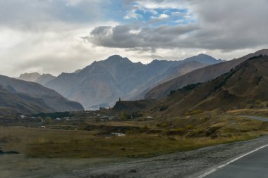 Tiflis 'ten Kazbegi' ye özel arabayla yol ve doğa manzarası.