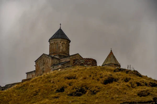山の上のGergetiトリニティ教会、村の近く — ストック写真