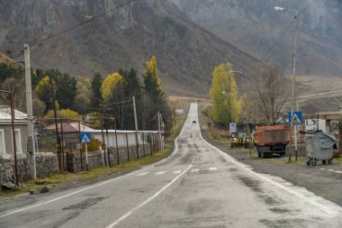 Tiflis 'ten Kazbegi' ye özel arabayla yol ve doğa manzarası.