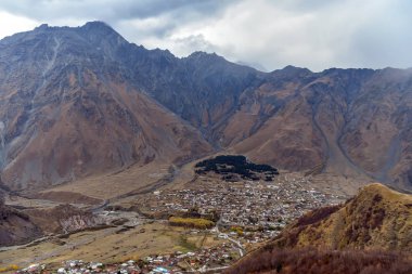Tiflis 'ten Kazbegi' ye özel arabayla yol ve doğa manzarası.