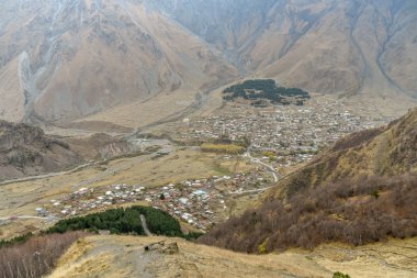 Tiflis 'ten Kazbegi' ye özel arabayla yol ve doğa manzarası.